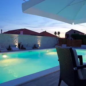 Antonija With Pool Apartmán